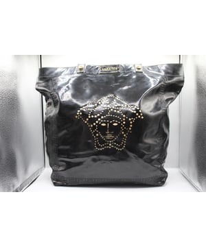 VINTAGE, RRP AS NEW
LARGE PEATENT LEATHER SHOULDER BAG
 PATENT LEATHER SHOULDER BAG
LOUBOUTIN BALLERINA CLUTCH WITH CHAIN. SHOWS VERY LIGHT SIGNS OF USE ON THE OUTSIDE, AND SIGNS OF WEAR ON THE INSIDE LINING.
Dimension: 370x110x330
SKU: 27762 / RFLT0018 / RFLT0018 
Versace PATENT LEATHER SHOULDER BAG
Color: black | black
Material: Leather | Patent calf leather
Condition: good
Size: One Size
Sign of wear: Yes
SKU: 399434 / OVSBBA027762W / RFLT0018 
Dimensions:  Length: 370 mm, Width: 110 mm, Height: 330 mm
