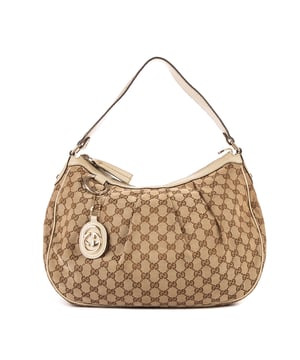 Gucci Tassen Sukey Medium Schoudertas in de Bruin/Beige Doek in de Goud  hardware. Het product is in In Uitstekende Staat (A).
  Afmetingen: 37x33x10 cm 
  Inclusief accessoires: GG Ring
  Opmerkingen over de binnenkant: Bruine vlek
Opmerkingen over de hardware: Lichte slijtage op hardware
Opmerkingen over de band/het handvat: Lichte drukplekken op handgrepen
  BrandCo Paris vindt zeldzame artikelen in de beste staat voor ongelooflijke prijzen. Het is de moeite waard om geduldig te zijn! Koop met vertrouwen: alle artikelen van BrandCo Paris worden zorgvuldig geselecteerd en geverifieerd door ons team van experts.

  Alle artikelen worden geleverd met een certificaat van echtheid en verpakt door BrandCo Paris.

  Classificatietabel voor de conditie van het artikel:

  N (als nieuw)
  AA (perfecte staat)
  A (uitstekende staat)
  AB (zeer goede staat)
  B (goede/redelijke staat)