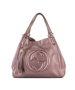 Gucci Bolsas Soho Medium Bolso bandolera en Púrpura Piel de becerro y Oro hardware. El producto esta en Perfectas Condiciones (AA).
  Dimensiones: 33.5x30x11 cm 
  Accesorios incluidos: Tassel
  
  BrandCo Paris encuentra artículos raros y en las mejores condiciones a precios increíbles. ¡Vale la pena tener paciencia! Compra con confianza: todos los artículos de BrandCo Paris son seleccionados y autenticados cuidadosamente por nuestro equipo de expertos.
  Todos los artículos vienen con un certificado de autenticidad y un embalaje entregado por BrandCo Paris.
  Tabla de clasificación de la condición del artículo
  N (como nuevo)
  AA (perfecto estado)
  A (excelente estado)
  AB (muy buen estado)
  B (bueno/regular)