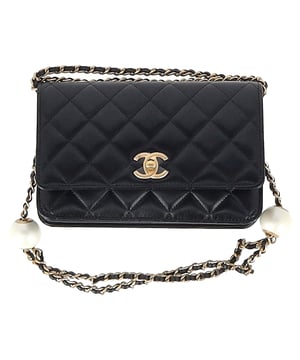 VINTAGE, RRP AS NEW
The Chanel Pearl Crush Mini Wallet on Chain in black diamond-quilted lambskin offers the perfect fusion of luxury and function. This coveted WOC features an adjustable leather-threaded gold chain, an aged gold CC turn-lock, and the signature “pearl” detail slider, allowing you to wear it long, short, or as a clutch. Inside, discover a gold-toned interior with card slots, a zip compartment, and space for essentials—all in one compact, statement piece.


Chanel Quilted CC Pearl Crush Mini Wallet on Chain in Black Lambskin Leather
Condition: Excellent
Signs of wear: No retail tag, No visible sign of wear., 
Packaging: None
Color: black
Material: Leather | Lambskin leather
Size: One Size | One Size
Measurements: Width: 30; Height: 130; Length: 190
SKU: MRPPUGBBA506535W