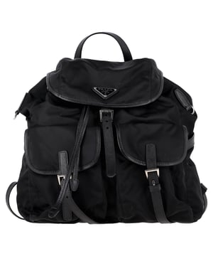 Empfohlener Verkaufspreis
Der Prada Re-Nylon Vela Medium Rucksack ist ein modernes Must-have aus innovativem, regeneriertem Nylon – eine nachhaltige Interpretation eines der ikonischsten Designs des Hauses. In elegantem Schwarz präsentiert sich der Rucksack mit einem Crossover-Überschlag, zwei Außentaschen mit Schnallenverschluss und verstellbaren Nylon-Schultergurten für Komfort und Vielseitigkeit. Im Inneren befindet sich ein geräumiges Jacquard-Futter mit Prada-Logo, das sich dank der erhöhten Kante perfekt für den Alltag eignet.

Prada Re-Nylon Vela Medium Rucksack aus schwarzem Nylon
Zustand: Sehr gut
Gebrauchsspuren: Leichte Gebrauchsspuren oder Flecken. Wenig getragen, aber sehr gut erhalten. Leichte Knicke, leicht abgenutzte Ecken, leichte Kratzer.
Verpackung: Staubbeutel
Farbe: Schwarz
Material: Nylon
Größe: Einheitsgröße | Einheitsgröße
Maße: Breite: 370; Höhe: 300; Länge: 300
Artikelnummer: NAPPUGBBA518223W