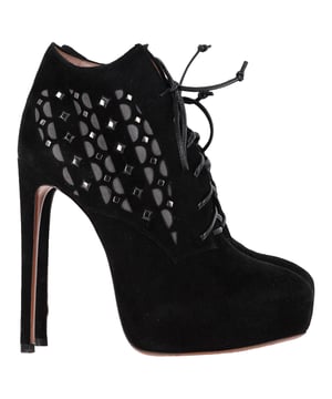 VINTAGE, RRP AS NEW
Alaia brings to you these fabulous booties to make a statement every time you step out in them. The booties are crafted from suede and feature a grand silhouette. They flaunt a laser-cut design and lace-ups that run through the middle up to the top. They are complete with comfortable leather-lined insoles and 14 cm stiletto heels.


Alaïa Laser Cut Platform Ankle Boots in Black Suede
Condition: Very good
Signs of wear: Include Box., Minor markings, Lightly used but very well maintained. Minor mark at soles & creasing, light scuffing at the soles and heels.
Packaging: Box
Color: black
Material: Suede | suede
Size: EU | 37.5
Measurements: Heel height: 110; Insole length: 230
SKU: TONPUGBSH500099W