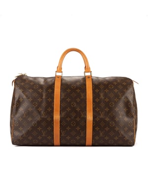 Louis Vuitton Bolsas Keepall 50 Bolsa de viaje en Marrón Lona recubierta y Latón dorado hardware. El producto esta en Muy Buenas Condiciones (AB).
  Dimensiones: 50x26x22 cm 
  Accesorios incluidos: None
  Notas de Exterior: Cuero vachetta descolorido alrededor de las esquinas
Notas de Interior: Manchas ligeras en el interior
Notas de Hardware: Arañazos, oxidación, descolorido
Notas de la correa/asa: Mancha oscura, cuero descolorido y arrugas
  BrandCo Paris encuentra artículos raros y en las mejores condiciones a precios increíbles. ¡Vale la pena tener paciencia! Compra con confianza: todos los artículos de BrandCo Paris son seleccionados y autenticados cuidadosamente por nuestro equipo de expertos.
  Todos los artículos vienen con un certificado de autenticidad y un embalaje entregado por BrandCo Paris.
  Tabla de clasificación de la condición del artículo
  N (como nuevo)
  AA (perfecto estado)
  A (excelente estado)
  AB (muy buen estado)
  B (bueno/regular)