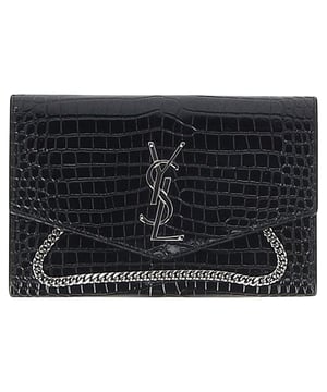 Empfohlener Verkaufspreis
Die Saint Laurent Uptown Geldbörse mit Krokoprägung aus schwarzem Leder strahlt mit ihrem glänzenden Krokopräge-Finish und dem ikonischen YSL-Logo Luxus aus. Kompakt und doch edel, lässt sie sich dank des abnehmbaren Kettenriemens vielseitig tragen – ob tagsüber oder abends. **Styling-Tipp:** Tragen Sie sie crossbody zu einem Blazer und Jeans für einen eleganten Tageslook oder als Clutch zu einem Abendkleid für raffinierte Eleganz.

Saint Laurent Uptown Geldbörse mit Krokoprägung aus schwarzem Leder

Zustand: Ausgezeichnet
Gebrauchsspuren: Kein Etikett, Keine sichtbaren Gebrauchsspuren.  Kartenetui erhältlich.
Verpackung: Staubbeutel
Farbe: Schwarz
Material: Lack-Kalbsleder
Größe: Einheitsgröße | Einheitsgröße
Maße: Breite: 20; Höhe: 120; Länge: 190
Artikelnummer: NAPPUGBBA524338W