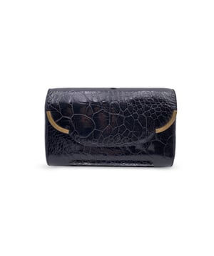 Empfohlener Verkaufspreis
Tauchen Sie ein in den stillen Glamour der römischen Modeszene mit dieser Vintage-Clutch aus schwarzem Leder von Giorgio Gucci – ein zeitloses Stück, das an Abende unter bernsteinfarbenem Licht und die Eleganz alter Handwerkskunst erinnert. Dieses edle Accessoire aus geschmeidigem schwarzem Leder besticht durch goldfarbene Metallbeschläge, die dezenten Luxus ausstrahlen. Die Frontklappe wird mit einem klassischen Knopfverschluss geschlossen und gibt den Blick auf ein elegantes schwarzes Lederinneres mit einer offenen Seitentasche frei – perfekt für die elegante Aufbewahrung Ihrer wichtigsten Utensilien. Im Inneren erinnert ein dezentes, aber ikonisches Etikett mit der Aufschrift „Giorgio Gucci – Via Borgognona, 25“ an die historische Adresse der Boutique und verankert dieses Stück in der italienischen Modetradition. Ein seltener Schatz für Sammler und Liebhaber von Vintage-Eleganz. Zustandsbewertung: B – SEHR GUT. Zustandsdetails: Wenig getragen. Leichte Gebrauchsspuren auf der Rückseite (kleine, unauffällige Flecken). Leichte Kratzer auf dem Leder. Leichte Gebrauchsspuren auf dem Leder. Leichte Kratzer auf der Innenseite durch normale Nutzung. Bitte sehen Sie sich die Fotos sorgfältig an und fragen Sie, wenn Sie weitere Details benötigen oder Zweifel haben. Maße (cm): Tiefe: 3,8 Höhe: 12,7 Länge: 19,1 Weitere Details: Staubbeutel? Nein Schlüssel? Nein Box? Nein Maße: Breite: 38 mm Länge: 191 mm Höhe: 127 mm