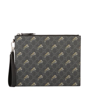 Gucci Accessoires GG Supreme Tiger Print  Koppeling in de Zwart Gecoat canvas in de Zilver  hardware. Het product is in In Perfecte Staat (AA).
  Afmetingen: 28x22x3 cm 
  Inclusief accessoires: Loop Key Ring; Dustbag
  
  BrandCo Paris vindt zeldzame artikelen in de beste staat voor ongelooflijke prijzen. Het is de moeite waard om geduldig te zijn! Koop met vertrouwen: alle artikelen van BrandCo Paris worden zorgvuldig geselecteerd en geverifieerd door ons team van experts.

  Alle artikelen worden geleverd met een certificaat van echtheid en verpakt door BrandCo Paris.

  Classificatietabel voor de conditie van het artikel:

  N (als nieuw)
  AA (perfecte staat)
  A (uitstekende staat)
  AB (zeer goede staat)
  B (goede/redelijke staat)