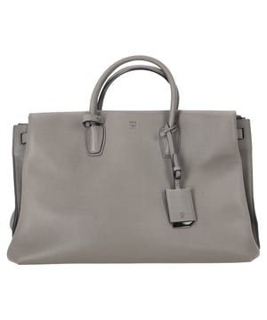 VINTAGE, RRP AS NEW
The MCM Maxim Tote Bag in grey leather combines refined craftsmanship with everyday functionality, featuring a spacious interior and clean, structured lines. Subtle logo detailing and smooth leather make it a versatile choice for both work and weekend wear. **Style tip:** Pair it with a tailored coat and leather sneakers for a sleek, contemporary city look.

 MCM Maxim Tote Bag in Grey Leather

Condition: Excellent
Signs of wear: No visible signs of wear
Packaging: Dust bag
Color: Grey
Material: Leather | leather
Size: One Size | One Size
Measurements: Width: 180; Height: 310; Length: 500; Handle drop: 390; Strap length: -
SKU: MRPPUDEBA525309W