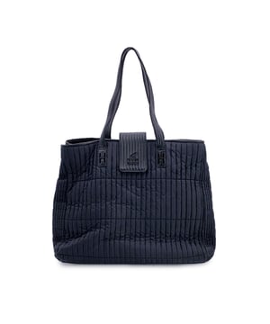 Empfohlener Verkaufspreis
Werten Sie Ihren Alltagsstil mit der Hogan by Karl Lagerfeld Black Nylon Kushion Shoulder Bag Tote auf, einem schicken und praktischen Stück, das modernes Design nahtlos mit italienischer Handwerkskunst verbindet. Diese mittelgroße Tragetasche, die zwischen 2010 und 2019 in Italien hergestellt wurde, ist ein perfekter Begleiter für Frauen, die sowohl Funktionalität als auch hochwertige Mode schätzen. Die Tasche aus strapazierfähigem, schwarzem, gestepptem Nylon verfügt über ein solides, schlichtes Muster, das dezente Eleganz ausstrahlt. Der Magnetverschluss bietet einfachen Zugriff auf das geräumige Innere, das mit Innentaschen ausgestattet ist, damit Sie auch unterwegs Ordnung halten. Das minimalistische Design der Tragetasche wird durch doppelte Ledergriffe ergänzt, wodurch sie ideal für den täglichen Gebrauch oder auf Reisen ist. Bewertung: B – SEHR GUTER ZUSTAND Zustandsbewertung: B – SEHR GUTER ZUSTAND Zustandsdetails: Einige normale Gebrauchsspuren an den unteren Ecken. Bitte sehen Sie sich die Fotos sorgfältig an und fragen Sie nach, wenn Sie weitere Details benötigen oder Zweifel haben. Maße (cm): Tiefe: 17,8 Höhe: 30,5 Länge: 36,8 Weitere Details: Staubbeutel? Ja Schlüssel? Nein Box? Nein Maße: Breite: 178 mm Länge: 368 mm Höhe: 305 mm