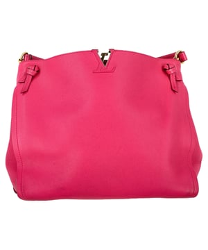 Empfohlener Verkaufspreis
Die Louis Vuitton Tournon Hobo Bag aus edlem Hibiscus-Leder vereint anspruchsvolle Handwerkskunst und modernes Design. Mit ihrem skulpturalen, beweglichen Griff, Lederknotendetails und der dezent eleganten, mit Capucines-Leder überzogenen LV-Signatur ist diese Tasche ein raffinierter Begleiter für jeden Tag. Das geräumige, dunkelbraune Lederfutter bietet Platz für alles Wichtige – ideal für Arbeit, Wochenende oder Stadtleben.

Louis Vuitton Tournon Hobo Bag aus rosa Leder
Zustand: Gut
Gebrauchsspuren: Kein Etikett, leichte Gebrauchsspuren oder Flecken. Gebraucht, aber gut erhalten. Leichte Kratzer und abgenutzte Ecken.
Verpackung: Staubbeutel
Farbe: Rosa | Rosé
Material: Leder | Leder
Größe: Einheitsgröße | Einheitsgröße
Maße: Breite: 360; Höhe: 270; Länge: 270; Grifflänge: 230; Riemenlänge: 500
Artikelnummer: NAPPUGBBA518224W