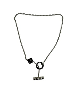 Empfohlener Verkaufspreis
Die Hermès XO Halskette besticht durch filigrane Metallspitzendetails und einen einzigartigen Anhänger aus Horn, inspiriert vom Ring des Collier de Chien. Das „XO“-Motiv symbolisiert „Umarmungen und Küsse“ und weckt auf subtile Weise Zuneigung und Wärme und verleiht diesem edlen Schmuckstück eine verspielte und zugleich elegante Note. Diese Halskette verbindet die Handwerkskunst von Hermès perfekt mit einem bedeutungsvollen Design und setzt ein edles Statement.

Lieferumfang: Box, Staubbeutel, Schmuckeinsatz

Gesicherte Produktauthentizität: Dieses Produkt wird von einem renommierten und vertrauenswürdigen Partner geliefert.

Mit diesem Kauf bewahren Sie ikonische Handwerkskunst, würdigen das Erbe und genießen die Schönheit des bewussten Einkaufens. Maße: Breite: 73 mm, Höhe: 139 mm