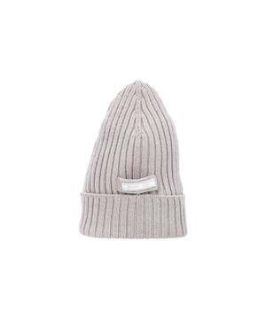Empfohlener Verkaufspreis
Erweitern Sie Ihre Wintergarderobe mit der Prada Ribbed Beanie aus beigefarbener Wolle. Diese sorgfältig aus hochwertiger Wolle gefertigte Beanie hält Sie in den kälteren Monaten warm und stilvoll. Die gerippte Textur verleiht einen Hauch von Raffinesse, während die vielseitige beige Farbe eine einfache Kombination mit einer Vielzahl von Outfits ermöglicht. Egal, ob Sie Besorgungen machen oder einen lässigen Ausflug unternehmen, diese Prada Beanie bietet Komfort, Wärme und einen modischen Touch für Ihren Look.

Prada Ribbed Beanie aus beigefarbener Wolle
Zustand: sehr gut
Material: Wolle
Größe: Einheitsgröße
Länge: 560 mm
Höhe: 210 mm
Gebrauchsspuren: leichte Abnutzung, Etiketten entfernt
SKU: 364421