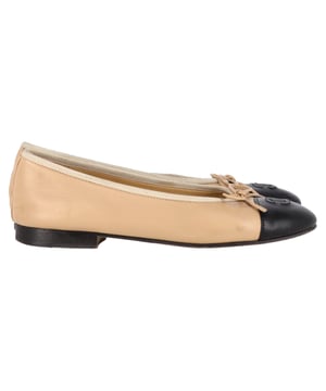 VINTAGE, RRP AS NEW
The Chanel CC Cap-Toe Bow Ballet Flats in Nude Leather are the epitome of understated elegance, featuring the iconic black cap-toe, delicate bow, and embossed CC logo. Crafted from supple leather, they offer timeless sophistication and versatile wearability. Style tip: Style them with tailored trousers or a pleated midi skirt for a classic, polished look that effortlessly transitions from day to evening.

 Chanel CC Cap-Toe Bow Ballet Flats in Nude Leather

Condition: Good
Signs of wear: Moderate signs of wear
Packaging: Dust bag
Color: Nude
Material: Leather | leather
Size: FR | 35
Measurements: Insole length: 250
SKU: NAPPUGBSH483201W