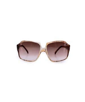 VINTAGE, RRP WIE NEU  
Kämpferisch feminin und unverblümt kühn, sind diese Vintage-Sonnenbrillen in Braun von Yves Saint Laurent, Modell ARMANDIA, ein lebendiger Ausdruck des Glamours der 1980er Jahre. Mit ihrer dramatischen, quadratischen Schmetterlingssilhouette und dem braunen Rahmen verkörpern sie die furchtlose Energie und Eleganz, die das goldene Zeitalter des YSL-Designs prägten. Meisterhaft in Frankreich gefertigt, bietet dieses auffällige Paar Linsen mit einer Breite von 50 mm und einer großzügigen Höhe von 47 mm, perfekt geformt, um das Gesicht mit vintage Sophistication zu umrahmen. Die 130 mm langen Bügel und eine Breite von 135 mm von Bügel zu Bügel sorgen für einen bequemen, schmeichelhaften Sitz, ideal für selbstbewussten Alltagsgebrauch oder markante Stylings. In exzellenter Zustandsbewertung: A - EXZELLENT Zustandsdetails: Sanft gebraucht. Linsen und Rahmen in ausgezeichnetem Zustand. Bitte prüfen Sie die Bilder sorgfältig. Einige zeigen Pfeile, die auf offensichtliche Mängel hinweisen. Bitte fragen Sie, wenn Sie weitere Details benötigen oder Zweifel haben. Generische Hülle immer inklusive, bitte fragen Sie nach Verfügbarkeit der originalen Hülle. Maximalbreite der Brille: 135 mm Bügellänge der Brille: 130 mm Maximale Linsenbreite der Brille: 50 mm Maximale Linsenhöhe: 46 mm Stegbreite der Brille: 18 mm Maße: Breite: 135 mm Höhe: 47 mm