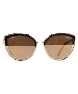 VINTAGE, RRP AS NEW
Turn heads in timeless style with the Chanel 422 Mirrored Cat-Eye Sunglasses. Crafted from sleek brown metal, these sunglasses feature a flattering cat-eye silhouette and mirrored lenses that add a modern twist to a vintage-inspired shape. Finished with the subtle Chanel logo at the temples, they blend luxury and attitude in equal measure—perfect for elevating any sunny-day look.


Chanel 422 Mirrored Cat Eye Sunglasses in Brown Metal
Condition: Excellent
Signs of wear:  No sign of wear.
Packaging: None
Color: Brown | ochre
Material: Metal
Size: One Size | One Size
Measurements: Width: 140; Height: 60
SKU: NAPPUGBAC525832W