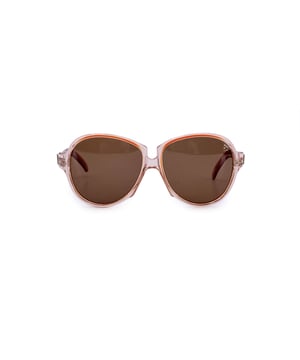 VINTAGE, RRP WIE NEU  
Die Bold Muse: Vintage Yves Saint Laurent GAUDE Sonnenbrille der 1980er Jahre. Kanalisieren Sie den furchtlosen Geist der Hochmode der 1980er Jahre mit dieser Vintage Yves Saint Laurent GAUDE Sonnenbrille, einem Statement-Piece, das in einer Ära unverschecter Glamour und markanter Silhouetten geboren wurde. Mit ihrem übergroßen, semiklaren orangefarbenen Kunststoffrahmen strahlen sie den selbstbewussten, skulpturalen Flair aus, der das Jahrzehnt und den visionären Stil von YSL selbst prägte. Das rare GAUDE-Modell - 58/17, gefertigt in Frankreich, ist ein wahrer Fund für Sammler. Kühn und doch elegant, sind die Bügel mit dem charakteristischen YSL-Logo veredelt, das einen unverwechselbaren Pariser Touch verleiht. Die gradienten blauen Gläser ziehen nicht nur Blicke auf sich, sondern bieten auch 100% UV-Schutz und erstklassige optische Qualität – Stil und Substanz, perfekt kombiniert. Ob am Pool oder als das finishing touch zu Ihrem von Vintage inspirierten Look, diese Sonnenbrille fängt das Wesen der 1980er Jahre ein: kühn, glamourös und unvergesslich.  
Zustandsbewertung: A - AUSGEZEICHNET  
Zustandsdetails: Leicht gebraucht. Gläser und Rahmen in ausgezeichnetem Zustand. Bitte überprüfen Sie die Bilder sorgfältig. Einige zeigen Pfeile, die auf offensichtliche Mängel hinweisen. Bitte fragen Sie, wenn Sie mehr Details benötigen oder wenn Sie Zweifel haben.  
Maximale Breite der Brille: 140 mm  
Bügellänge der Brille: 140 mm  
Maximale Linsenbreite der Brille: 58 mm  
Maximale Linsenhöhe der Brille: 57 mm  
Breite des Nasenbügels: 17 mm  
Maßnahmen: Breite: 140 mm, Länge: 140 mm, Höhe: 57 mm