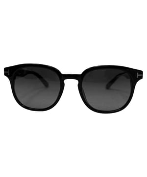 VINTAGE, RRP AS NEW
 The **Tom Ford Frank Square-Frame Sunglasses in black acetate** present a bold, structured silhouette with sleek lines and a signature T-accent at the temples—effortlessly exuding modern charisma and designer flair. Their high-grade acetate frame ensures both durability and luxurious polish, while the tinted lenses offer full UV protection and a refined, mysterious edge. Style them with a tailored navy blazer, crisp white shirt, and dark denim—or pair with a black leather jacket and slim chinos for a sharp, confident look that transitions seamlessly from day to night.

Tom Ford Frank Square-Frame Sunglasses in Black Acetate

Condition: Excellent
Signs of wear: No visible signs of wear
Packaging: None
Color: Black
Material: Plastic
Size: One Size | One Size
Measurements: Frame width 140 mm Height 150 mm
SKU: MRPPUGBAC511293W