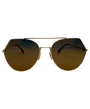 VINTAGE, RRP AS NEW
Fendi redefines the aviator silhouette with the FF 0194/S Sunglasses in Gold Metal—a sleek fusion of minimalism and statement style. With a geometric square frame, subtle curves, and mirrored lenses, these sunglasses bring a futuristic twist to a timeless shape. The lightweight gold-tone metal adds a refined touch, making them perfect for polished everyday wear or vacation glam.


Fendi Geometric FF Sunglasses FF 0194/S in Gold Metal
Condition: Very good
Signs of wear: Lightly used but very well maintained, May show minor signs of wear, scratches , worn corners, minor interior wear.
Packaging: None
Color: Metallic | gold
Material: Metal
Size: One Size | One Size
Measurements:  Frame width 135 mm Height 145 mm
SKU: TONPUGBAC513826W