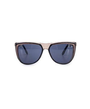 VINTAGE, RRP WIE NEU  
Vintage YVES SAINT LAURENT 'EGYPTOS' Sonnenbrille - Modell aus den späten 1970er / frühen 1980er Jahren: EGYPTOS 55/15 - 298' Hergestellt in Frankreich  
Ein exquisite und seltene Paar YSL Sonnenbrillen aus den späten 70ern bis frühen 80ern, im neuwertigen/pflegeleichten Zustand  
Bewertung: A - AUSGEZEICHNET  
Zustand Details: Leicht gebraucht. Gläser und Rahmen in ausgezeichnetem Zustand. Bitte die Bilder sorgfältig prüfen. Einige zeigen Pfeile, die auf erkennbare Mängel hinweisen. Bitte fragen Sie, wenn Sie weitere Details benötigen oder Zweifel haben. Generisches Etui ist immer enthalten, bitte fragen Sie nach der Verfügbarkeit des Originaletuis.  
Maximale Breite der Brille: 135 mm  
Gestellbreite: 130 mm  
Maximale Gläserbreite: 55 mm  
Maximale Gläserhöhe: 44 mm  
Brückenbreite der Gläser: 15 mm  
Maße: Breite: 135 mm Höhe: 44 mm