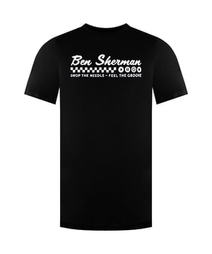 The Ben Sherman “Feel The Groove” Men’s T-Shirt brings retro-inspired style to your casual wardrobe. Featuring a bold graphic print and vintage music vibes, this tee celebrates the brand’s iconic connection to British subculture. Made from soft cotton with a regular fit, it’s perfect for music lovers and style enthusiasts who want to express themselves with a touch of attitude.
Key Features
Bold Graphic Print

Features a “Feel The Groove” themed artwork on the chest—perfect for fans of retro music and statement style.

Soft 100% Cotton Fabric

Provides breathable comfort for all-day wear.

Classic Crew Neck

Ribbed neckline adds structure and retains shape after washing.

Regular Fit

Easy to wear on its own or layered—relaxed without being baggy.

Short Sleeves

Standard sleeve length suitable for everyday casual use.