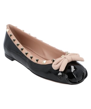 Valentino Ballerina aus schwarzem Kalbsleder mit goldfarbener Hardware. Nietenverzierung, Schleifendetail aus Stoff. Slip-on-Styling. Leicht gepolsterte Innensohle aus Leder und glatte Ledersohle. Absatzhöhe 0,2 Zoll. Hergestellt in Italien.