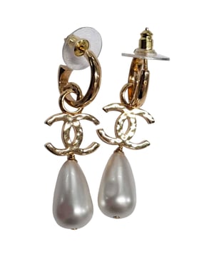 VINTAGE, RRP AS NEW
From Chanel’s Summer 2024 Collection by Virginie Viard, the CC Drop Hoop Earrings exude timeless Parisian glamour. Crafted from gold-plated metal and adorned with luminous white faux pearls, they feature the iconic interlocking CC logo delicately suspended from classic hoops. Equal parts feminine and statement-making, these earrings offer an effortlessly chic finish to any ensemble.


Chanel 2024 CC Drop Hoop Earrings in White Faux Pearl
Condition: Excellent
Signs of wear: 
Packaging: None
Color: white
Material: Faux Pearl
Size: One Size | One Size
Measurements: Width: 15; Height: 45
SKU: NAPPUGBJE494791W