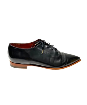 VINTAGE, RRP AS NEW
Sleek, menswear-inspired acne studio oxfords in a pointed-toe silhouette. Lace-up closure. Low, stacked heel. Leather sole covered with 3M safe walk anti-slip tape.

Acne Studios Martha Oxfords in Black Leather
Color: black
Material: Leather
Condition: good condition with scuffed soles and some leather creasing
Size: 39
Sign of wear: Yes
SKU: 91294