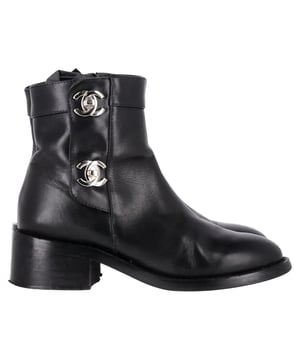 VINTAGE, RRP AS NEW
Exude timeless elegance with the Chanel CC Logo Ankle Boots in luxurious black leather. Designed for the modern fashionista, these boots combine classic sophistication with contemporary flair. The sleek, high-quality black leather exudes refinement, while the iconic Chanel CC logo is subtly embossed on the side, adding a signature touch of the brand’s renowned craftsmanship.

 Chanel CC Logo Ankle Boots in Black Leather

Condition: Very good
Signs of wear: Minor markings, Lightly used but very well maintained. Minor mark at soles & creasing, light scuffing at the soles and heels.
Packaging: None
Color: Black
Material: Leather |  leather
Size: FR | 35/UK1/IT34/US4
Measurements: Heel height: 45; Insole length: 260
SKU: TONPUGBSH446586W