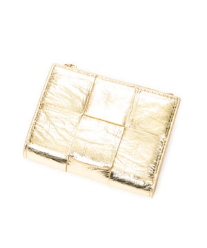 Bottega Veneta Accesorios Small Cassette Bi-Fold Zip Wallet  Cartera en Oro Piel de becerro y Oro hardware. El producto esta en Perfectas Condiciones (AA).
  11.5x9x2 cm 
  Accesorios incluidos: Box; Dustbag; Booklet
  
  BrandCo Paris encuentra artículos raros y en las mejores condiciones a precios increíbles. ¡Vale la pena tener paciencia! Compra con confianza: todos los artículos de BrandCo Paris son seleccionados y autenticados cuidadosamente por nuestro equipo de expertos.
  Todos los artículos vienen con un certificado de autenticidad y un embalaje entregado por BrandCo Paris.
  Tabla de clasificación de la condición del artículo
  N (como nuevo)
  AA (perfecto estado)
  A (excelente estado)
  AB (muy buen estado)
  B (bueno/regular)
