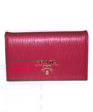 VINTAGE, UVP WIE NEU  
Ausgezeichnete Zustand - keine Gebrauchsspuren. Kommt mit Authentizitätskarte und Originalverpackung.  
Prada Fuchsia Vitello Compact Wallet  
Farbe: pink | pink  
Material: Leder | Leder  
Zustand: ausgezeichnet  
Größe: Einheitsgröße | Einheitsgröße  
Gebrauchsspuren: Keine  
SKU: 444456 / SVSGAC121616 / SVSGAC121616  
Abmessungen: Länge: 110 mm, Breite: 830 mm