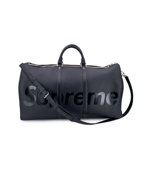 VINTAGE, RRP AS NEW
This beautiful item will come with a Certificate of ity provided by Entrupy. The certificate will be provided at no further cost  A landmark in fashion collaboration history, the Louis Vuitton x Supreme Keepall Bandoulière 55 in Noir Black from the groundbreaking 2017 collection is the epitome of hype meets heritage.  Crafted from luxurious matte black Epi leather, this duffle commands attention with its bold, embossed SUPREME branding across the front - unmistakable, yet tastefully integrated into Louis Vuitton's timeless aesthetic. The minimalist tone-on-tone design is elevated by palladium (silver-tone) hardware, giving the piece a sleek, industrial edge.  Designed for both function and flair, the Keepall 55 features rolled leather top handles, a removable shoulder strap, and black leather trim throughout. The dual zip closure opens to a spacious black suede-lined interior, perfect for travel or stylish everyday carry.  This piece comes complete with its original set: strap, keys, padlock, luggage tag, and handle strap - making it not only a striking accessory but a true collector's item from one of fashion's most iconic collaborations. ' Louis Vuitton Paris - Made in Italy' tag inside. ity serial number inside (FO2167) Condition Rating: A - EXCELLENTCondition Details: Gently used. Please check the photos carefully and ask if you need to know more details or if you have any doubts.Measurements (cm):Depth: 24.1Height: 31.8Length: 54.6Other Details: Dustbag? NoKeys? NoBox? No Measurments:  width: 241 mm length: 546 mm height: 317 mm