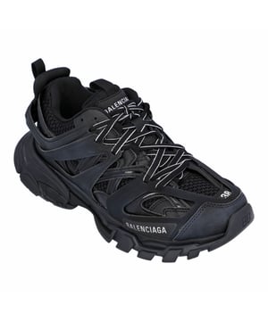 Der Track besteht aus Nylon und Mesh und ist somit ein Sneaker ohne Leder. Er verfügt über eine Größenangabe am Zehenbereich, eine Track-Prägung an der Ferse, eine BB-Prägung auf der Laufsohle und einen Balenciaga-Print auf der Außenseite. Balenciaga-Prägung auf der Zunge, doppelte Schnürsenkel, die wie gewohnt geknotet sind, eine Anziehlasche an der Rückseite und an der Zunge. Das dynamische Sohlendesign mit verstärkter Fersenpartie sorgt für mehr Vorwärtsbewegung, eine 50-mm-Fußgewölbehöhe und einen verwaschenen Look für einen Used-Look. Hergestellt in China.
Balenciaga Balenciaga Damen Track Sneaker in Schwarz
Farbe: Schwarz
Material: Nylon
Zustand: Neu mit Etikett
Größe: 35
Gebrauchsspuren: Keine
Artikelnummer: 83354 / 542436W1GB11000 / 542436W1GB11000_35