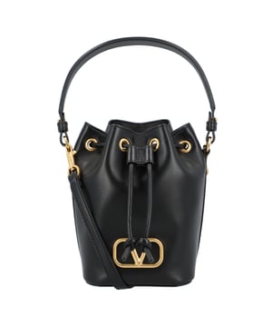 Mini-Bucket-Bag „V-Logo“ aus schwarzem Nappaleder von Valentino Garavani mit Kordelzug, abnehmbarem Schultergurt und Nappaleder-Innenseite.
– Hergestellt in Italien
– Maße: B: 12 H: 18 T: 10 cm, Maße: Breite: 100 mm, Länge: 120 mm, Höhe: 180 mm