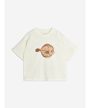 Mini Rodini combine eco-friendly materials with vibrant imaginings to create fun and unforgettable aesthetics. Engineered in organic cotton. It is made in a relaxed design with a flounder fish print. Round Neck Long Sleeves 100 Organic Cotton