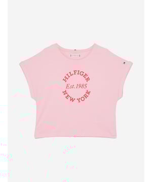 Elevate your little one's wardrobe with the Girls NY Regular T-Shirt in Pink by Tommy Hilfiger, a dazzling staple for SS2025. This charming piece melds sophisticated style with unrivalled comfort to offer Chic New York Inspired Design Embellished with a stylish print that captures the essence of New York, ensuring your girl stands out. Luxurious Comfort Crafted from premium fabrics for all-day wearability, perfect for her myriad of activities. Perfect Pink Palette A stunning shade of pink that complements any fashion-forward young lady's ensemble.Revitalize her collection with this exquisite addition by Tommy Hilfiger. Order now for a touch of elegance this SS2025!