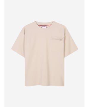 Explore the epitome of chic for your young gentleman with the Hugo Boys Zip Pocket Logo T-Shirt in Beige. Crafted meticulously for the SS2025 season, this t-shirt is an essential addition to his refined wardrobe Beige Brilliance A classy, versatile hue ensuring endless pairing possibilities. Signature Zip Pocket Practical and fashionable, adding a touch of avant-garde to the ensemble. Iconic Logo Detailing Subtle yet impactful branding to highlight elite taste. Supreme Comfort Crafted from superior fabrics for all-day ease.Embrace sophistication for your boyinvest in Hugo's latest now!