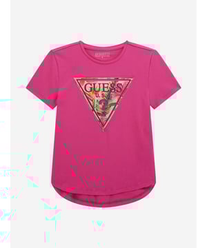 Introducing the exquisite Girls High Low T-Shirt in Pink by Guess an essential addition to your little girl's SS2025 wardrobe. Masterfully crafted to merge quintessential charm with contemporary style, here's why it shines Chic High-Low Cut Effortlessly stylish, providing both coverage and flair. Vibrant Pink Shade Perfectly captures the essence of youthful exuberance. Supreme Comfort Soft fabrics ensure all-day ease and mobility.Elevate her style with this trendsetting piece from Guess.