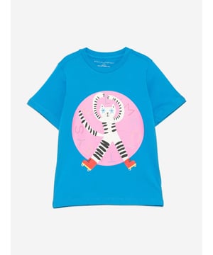 Introducing the Stella McCartney Girls Cat Logo T-Shirt in Blue, an essential addition for the sophisticated young wardrobe for SS2025. Distinguished by its charming elegance, this T-shirt is crafted with meticulous attention to detail and style Exquisite Cat Motif Features a stylishly whimsical cat design that catches the eye and sets a playful tone. Luxurious Comfort Constructed from premium fabric, ensuring softness and ease for all-day wear. Signature Blue Hue This vibrant shade of blue adds a bright pop of colour, perfect for versatile styling.Elevate your girl's fashion ensemble with this captivating piece from Stella McCartney. Perfect for daily wear or special occasions!