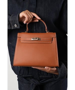 Elevate your everyday ensemble with this Lluvia Top Handle Satchel Mini Tote Bag, a timeless choice for modern elegance. Featuring a structured silhouette and refined grain-textured finish, this handbag blends style and practicality effortlessly. The polished gold-tone turn-lock closure adds a touch of sophistication. Ideal for work or weekend outings, it’s compact yet roomy enough for your essentials. Key Features: • Material: Textured faux leather with contrast stitching • Dimensions: 25cm (L) x 20cm (H) x 11cm (W) • Fastening: Gold-tone turn-lock flap closure • Detail: Minimalist top handle design with structured base and sleek finish 