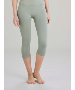 Pretty Polly Active-Wear Capri Leggings are a seamless cropped legging which features a patterned mesh panels detail at the bottom of the leg for added breathability. Perfect for Yoga or Pilates or just relaxing at home. The fabric is soft and comfortable and is predominantly made from recycled yarn.