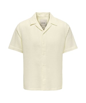 Het overhemd met korte mouwen van Only & Sons maakt indruk met zijn eenvoudige elegantie in een look met één kleur en een stijlvol ontwerp met resortkraag. De normale snit zorgt voor een casual maar moderne pasvorm die ideaal is voor ontspannen zomerdagen of vakanties. De wafeltextuur van de stof geeft het overhemd een speciaal gevoel en maakt het licht en luchtig tegen de huid. Zonder borstzak blijft het ontwerp minimalistisch en tegelijkertijd zeer hoogwaardig. De combinatie van hoogwaardige materialen en een hoog draagcomfort maakt dit shirt een veelzijdige metgezel voor warme dagen en gezellige momenten.
