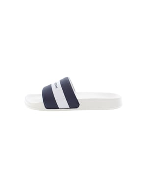 Geniet van stijlvolle nonchalance en zomers comfort met de zwemschoenen voor heren van U.S. Polo Assn., die comfortabel zitten dankzij de open teen, het ongecompliceerde slip-on ontwerp en de brede band. Het voorgevormde voetbed past zich perfect aan de voet aan en biedt veilige ondersteuning, terwijl de flexibele buitenzool zorgt voor een comfortabele loopervaring - afgerond met een subtiel labeldetail dat het sportieve karakter benadrukt.