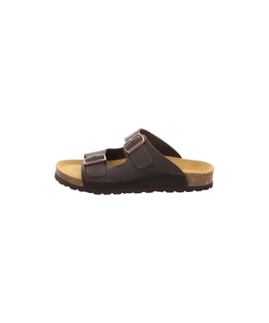 Diese Herren-Pantolette ist der perfekte Mix aus Funktionalität und lässigem Stil. Mit offener Spitze und praktischem Schlupfdesign bietet sie unkomplizierten Komfort – ideal für warme Tage. Zwei individuell verstellbare Riemen mit markanten Schnallen sorgen für perfekten Sitz und einen modernen Look. Das konturierte Fußbett passt sich ergonomisch dem Fuß an und schenkt dir ein besonders angenehmes Laufgefühl. Die strapazierfähige Kunststoffsohle garantiert Halt auf verschiedensten Untergründen – ob drinnen oder draußen. Hochwertige Materialien verleihen der Pantolette eine langlebige Qualität, die du spürst. Ein dezenter Label-Print auf der Innensohle rundet das Design stilvoll ab. Ob am Strand, im Garten oder auf dem Weg zum Café – diese Pantolette macht alles mit. Sie ist leicht, bequem und dabei überraschend robust. Ein echtes Must-have für entspannte Sommertage.