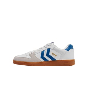 Dieser Low Sneaker im Retro-Stil bringt frischen Wind in jeden Look. Die leichte TPR-Außensohle sorgt für ein angenehmes Tragegefühl und zuverlässigen Halt. Kontrastfarbige Elemente setzen sportliche Highlights und machen den Schuh zum Blickfang. Durch die klassische Schnürung lässt sich die Passform individuell anpassen. Eine dezente Label-Prägung am hinteren Schaft sowie an der Sohle verleiht dem Design subtile Raffinesse. Der Label-Print an der Seite unterstreicht den markanten Charakter. Ergänzt wird das Markenstatement durch ein Textillabel auf der Schuhlasche. Der bequeme Schnitt und das atmungsaktive Innenmaterial bieten ganztägigen Komfort. Ob zur Jeans oder zur Shorts – dieser Sneaker passt sich mühelos jedem Stil an. Perfekt für alle, die Wert auf Retro-Ästhetik und modernen Komfort legen.