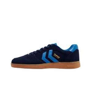 Dieser Herren-Low-Sneaker im angesagten Retro-Stil vereint nostalgisches Design mit modernem Komfort. Die klassische Schnürung sorgt für einen sicheren Sitz und verleiht dem Schuh einen sportlichen Touch. Kontrastfarbige Elemente bringen frische Dynamik ins Spiel und setzen stilvolle Akzente. Die leichte TPR-Außensohle bietet angenehme Dämpfung und Flexibilität bei jedem Schritt. Label-Prints an der Seite und auf der Schuhlasche unterstreichen den markanten Look. Zusätzlich sorgen Prägungen am hinteren Schaft und an der Sohle für dezente Marken-Details. Das atmungsaktive Innenfutter garantiert ein angenehmes Fußklima – auch an langen Tagen. Dank des vielseitigen Designs lässt sich der Sneaker mühelos kombinieren. Er passt sowohl zu Jeans als auch zu sportlichen Casual-Outfits. Ein Must-have für alle, die Retro-Charme mit Alltagstauglichkeit verbinden wollen.