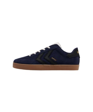 Ein Klassiker im Retro-Stil – dieser Low Sneaker für Herren bringt nostalgischen Charme auf moderne Sohlen. Die vulkanisierte Außensohle ist nicht nur extrem strapazierfähig, sondern auch ein echter Blickfang. Dank der bequemen Innensohle läuft es sich wie auf Wolken – auch an langen Tagen. Kontrastfarbige Elemente setzen sportliche Akzente und unterstreichen das lässige Design. Der aufgedruckte Label-Schriftzug am hinteren Schaft verleiht dem Schuh eine markante Markenidentität. Auf der Schuhlasche sorgt ein zusätzlicher Print für den letzten Feinschliff. Die klassische Schnürung garantiert eine individuelle Passform. Ob zur Jeans oder Shorts – dieser Sneaker passt immer. Der Retro-Look verbindet sich mit modernem Tragekomfort auf ganzer Linie. Ideal für Männer, die ein Statement setzen möchten – ohne auf Bequemlichkeit zu verzichten.