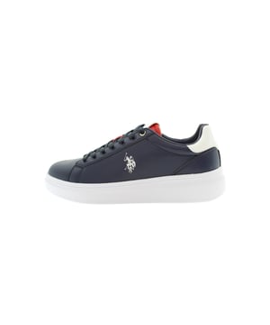 Die Herren-Sneaker von U.S. Polo Assn. verbinden lässige Eleganz mit sportlichem Komfort und zeigen sich als echte Allrounder, die sowohl zu entspannten Freizeit-Looks als auch zur stilvollen Kombination aus Anzug und T-Shirt perfekt passen. Mit ihrer klassischen Schnürung bieten sie einen zuverlässigen Sitz, während gepolsterte Innensohle und weich gefütterter Schaftrand für ein angenehmes Tragegefühl sorgen. Eine robuste Gummilaufsohle verleiht Stabilität im Alltag, und markentypische Akzente wie der seitliche Label-Print und das Label-Badge auf der Zunge runden das Design gekonnt ab.