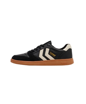 Dieser Low Sneaker im Retro-Stil bringt frischen Wind in jeden Look. Die leichte TPR-Außensohle sorgt für ein angenehmes Tragegefühl und zuverlässigen Halt. Kontrastfarbige Elemente setzen sportliche Highlights und machen den Schuh zum Blickfang. Durch die klassische Schnürung lässt sich die Passform individuell anpassen. Eine dezente Label-Prägung am hinteren Schaft sowie an der Sohle verleiht dem Design subtile Raffinesse. Der Label-Print an der Seite unterstreicht den markanten Charakter. Ergänzt wird das Markenstatement durch ein Textillabel auf der Schuhlasche. Der bequeme Schnitt und das atmungsaktive Innenmaterial bieten ganztägigen Komfort. Ob zur Jeans oder zur Shorts – dieser Sneaker passt sich mühelos jedem Stil an. Perfekt für alle, die Wert auf Retro-Ästhetik und modernen Komfort legen.