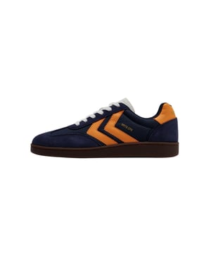 Dieser Herren-Low-Sneaker kombiniert sportliche Dynamik mit alltagstauglichem Stil. Die klassische Schnürung sorgt für sicheren Halt und eine individuell anpassbare Passform. Kontrastfarbige Elemente setzen modische Akzente und verleihen dem Schuh Charakter. Die robuste Gummisohle überzeugt durch Langlebigkeit und guten Grip – perfekt für urbane Abenteuer. Für ein angenehmes Tragegefühl sorgt die integrierte Ortholite-Einlegesohle, die atmungsaktiv und dämpfend wirkt. Auf der Schuhlasche prangt ein markanter Logo-Print, während der aufgestickte Label-Schriftzug am hinteren Schaft das Design abrundet. Dank seines leichten Gewichts trägt sich der Sneaker besonders komfortabel – auch bei langen Tagen. Ob zur Jeans, Chino oder Shorts: Dieser Schuh passt zu jedem Look. Die Silhouette ist zeitlos, der Komfort modern. Ein zuverlässiger Begleiter mit Stil und Funktion.