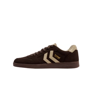 Dieser Herren-Low-Sneaker im angesagten Retro-Stil vereint nostalgisches Design mit modernem Komfort. Die klassische Schnürung sorgt für einen sicheren Sitz und verleiht dem Schuh einen sportlichen Touch. Kontrastfarbige Elemente bringen frische Dynamik ins Spiel und setzen stilvolle Akzente. Die leichte TPR-Außensohle bietet angenehme Dämpfung und Flexibilität bei jedem Schritt. Label-Prints an der Seite und auf der Schuhlasche unterstreichen den markanten Look. Zusätzlich sorgen Prägungen am hinteren Schaft und an der Sohle für dezente Marken-Details. Das atmungsaktive Innenfutter garantiert ein angenehmes Fußklima – auch an langen Tagen. Dank des vielseitigen Designs lässt sich der Sneaker mühelos kombinieren. Er passt sowohl zu Jeans als auch zu sportlichen Casual-Outfits. Ein Must-have für alle, die Retro-Charme mit Alltagstauglichkeit verbinden wollen.