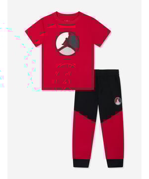 Introducing the Boys Jumpman Flight HBR Trousers Set in Black by Jordan, the epitome of cool for AW2024. This set is the ultimate merge of high-fashion and comfort for your young trendsetter Iconic Design Features the classic Jumpman logo for a sporty, elite look. Premium Quality Crafted from superior materials for durability and ease. Versatile Style Perfect for both casual and upscale outings.Elevate your boy's fashion game with this exquisite set. Don't miss out on this stylish, comfortable must-have for the season!
